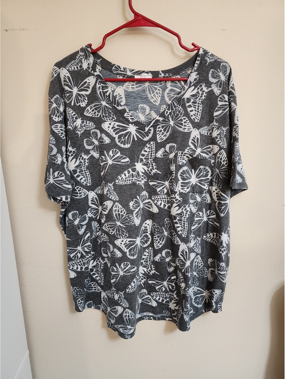 Loanna Women's 3X Gray Butterfly Print Short Sleeve Top with pocket